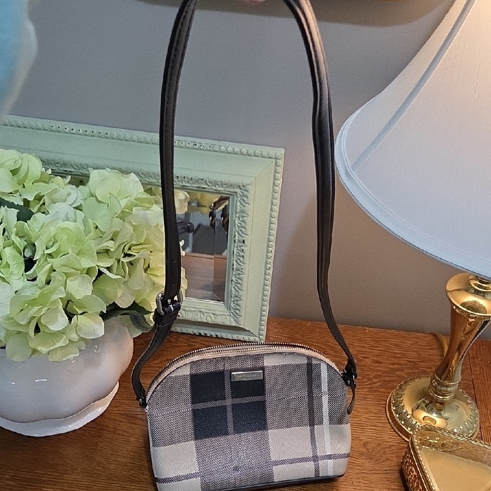 Kate Spade Black and Cream Crossbody Bag with Minimalist Design - Picture 11 of 12
